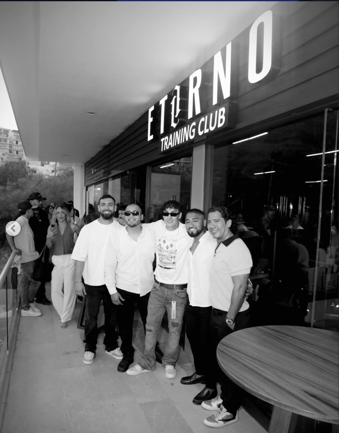 Comunidad reunida frente a Eterno Training Club