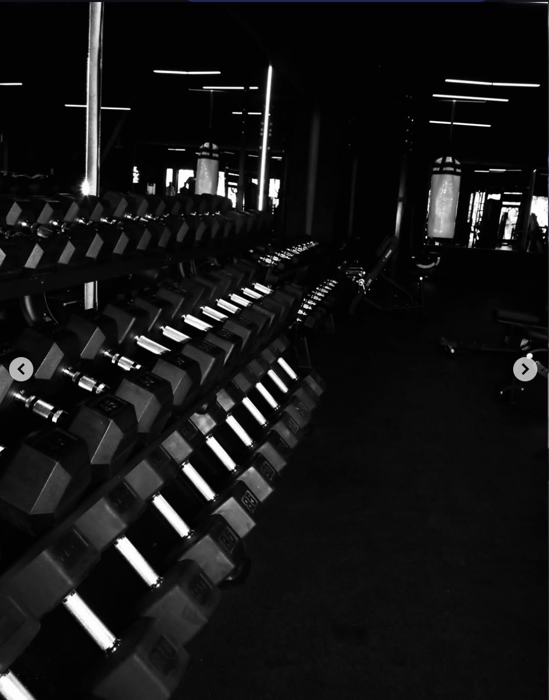 Area de pesas con mancuernas en Eterno Training Club